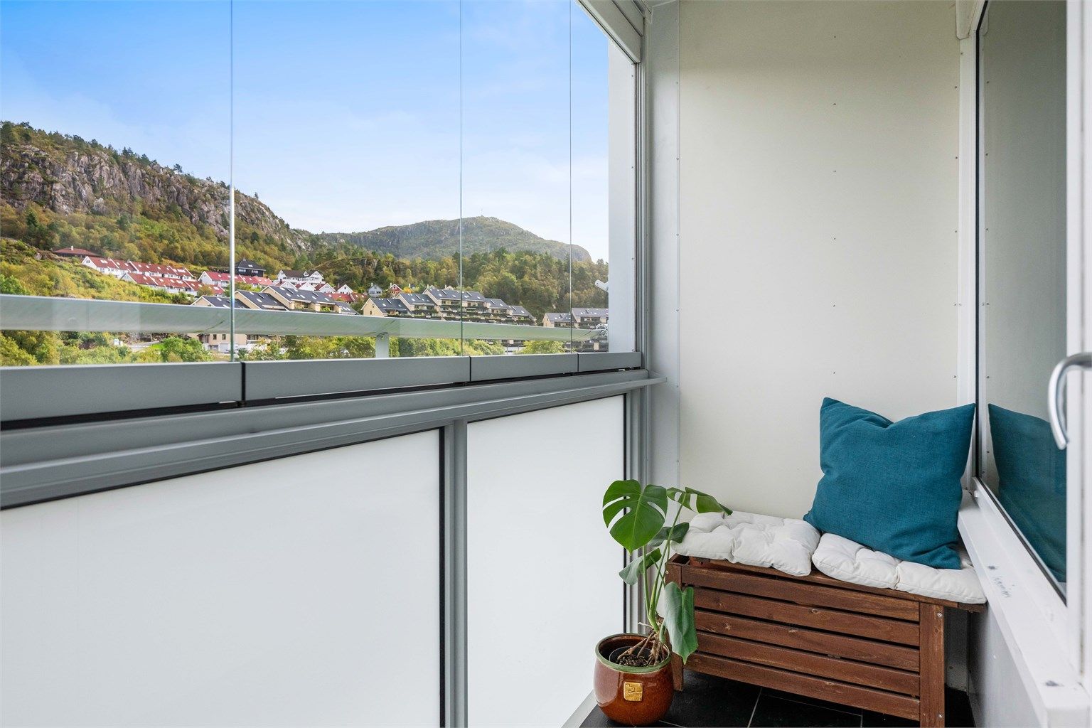 - Fra stuen er det utgang til innglasset balkong på ca. 5 m² -