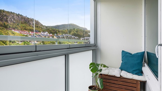 - Fra stuen er det utgang til innglasset balkong på ca. 5 m² -