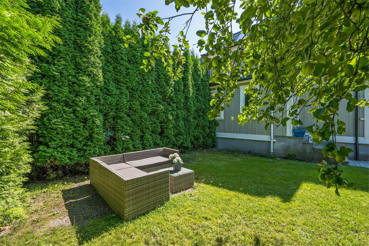 Det er god plass til diverse hyggelige utemøbler. 