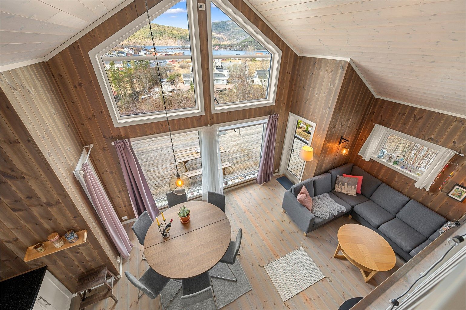 Fra stuen har du direkte kontakt med naturen utenfor – store vinduer gir flott utsyn.