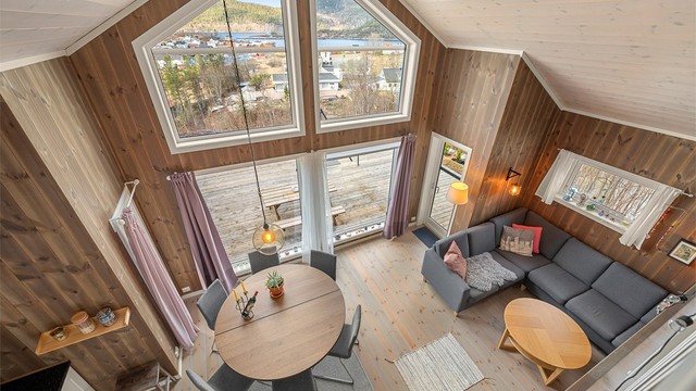 Fra stuen har du direkte kontakt med naturen utenfor – store vinduer gir flott utsyn.