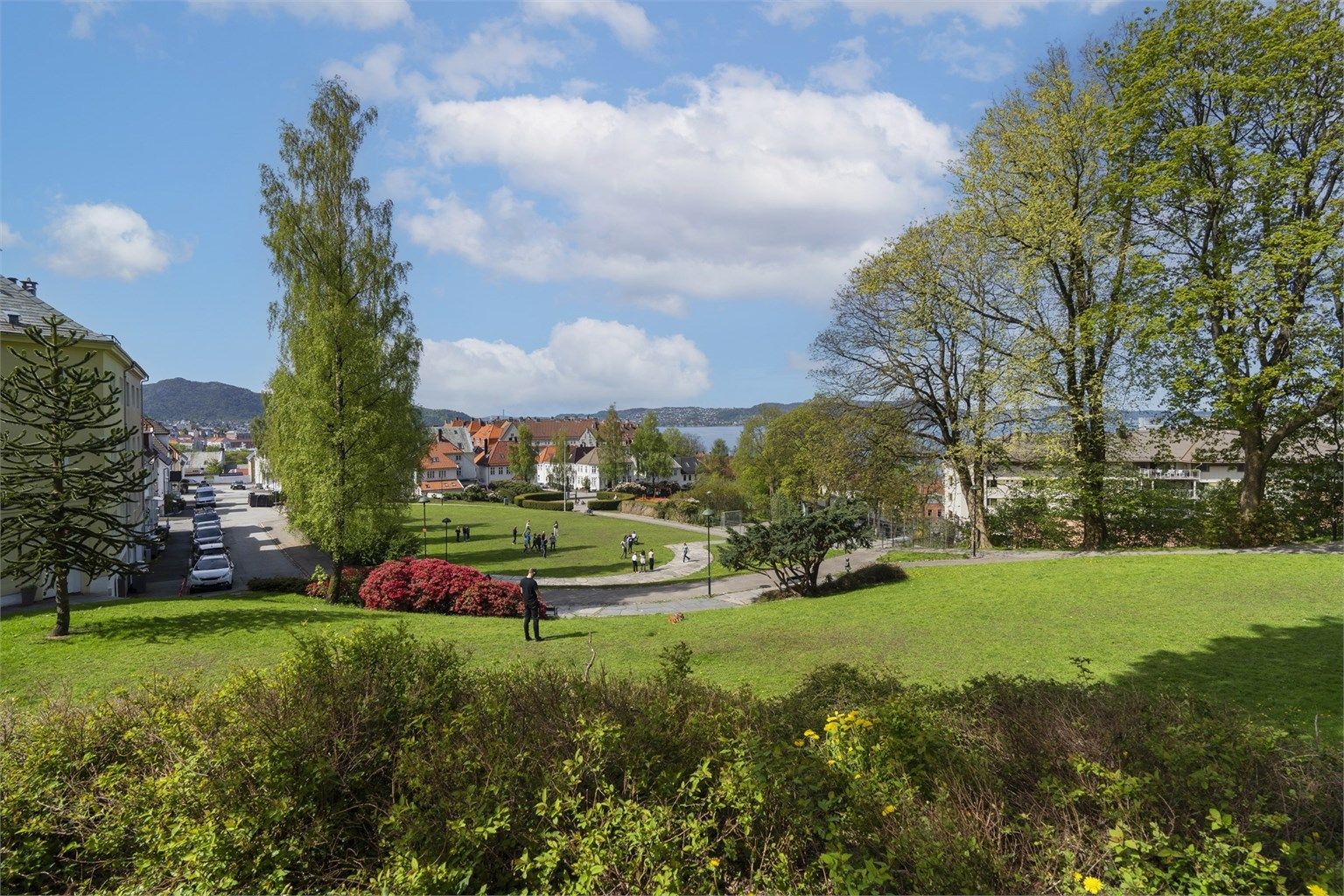 Meyermarken ligger like ved, og er et fantastisk rekreasjonsområde med gresslette, fontene/vannskulptur, lekeplass, trappeamfi samt ballbinge.