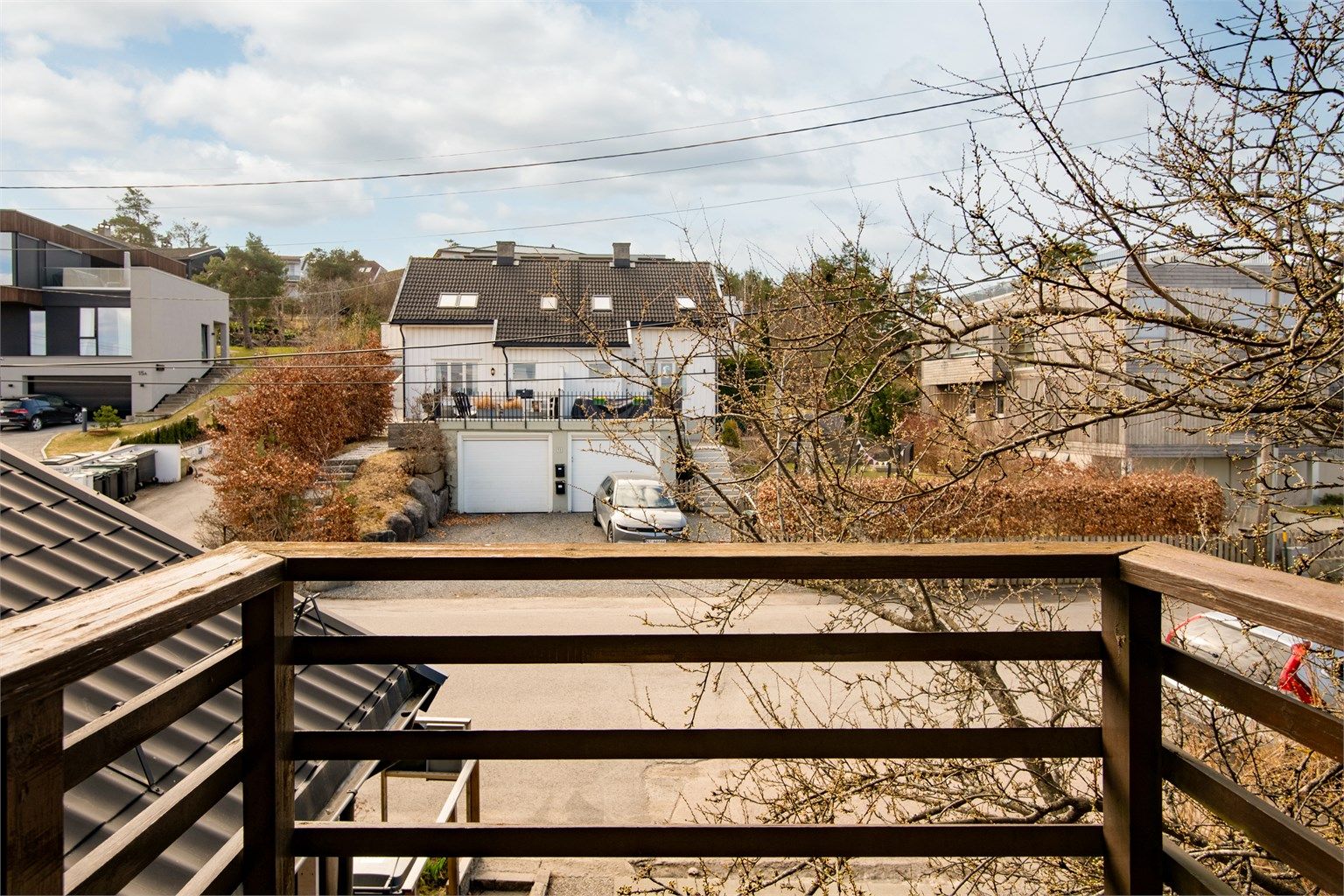 Flott luftebalkong med utgang fra soverommet i 2.etasje. 