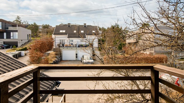 Flott luftebalkong med utgang fra soverommet i 2.etasje.