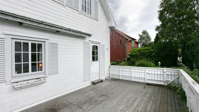 Fra stuen er det direkte utgang til en romslig treterrasse.