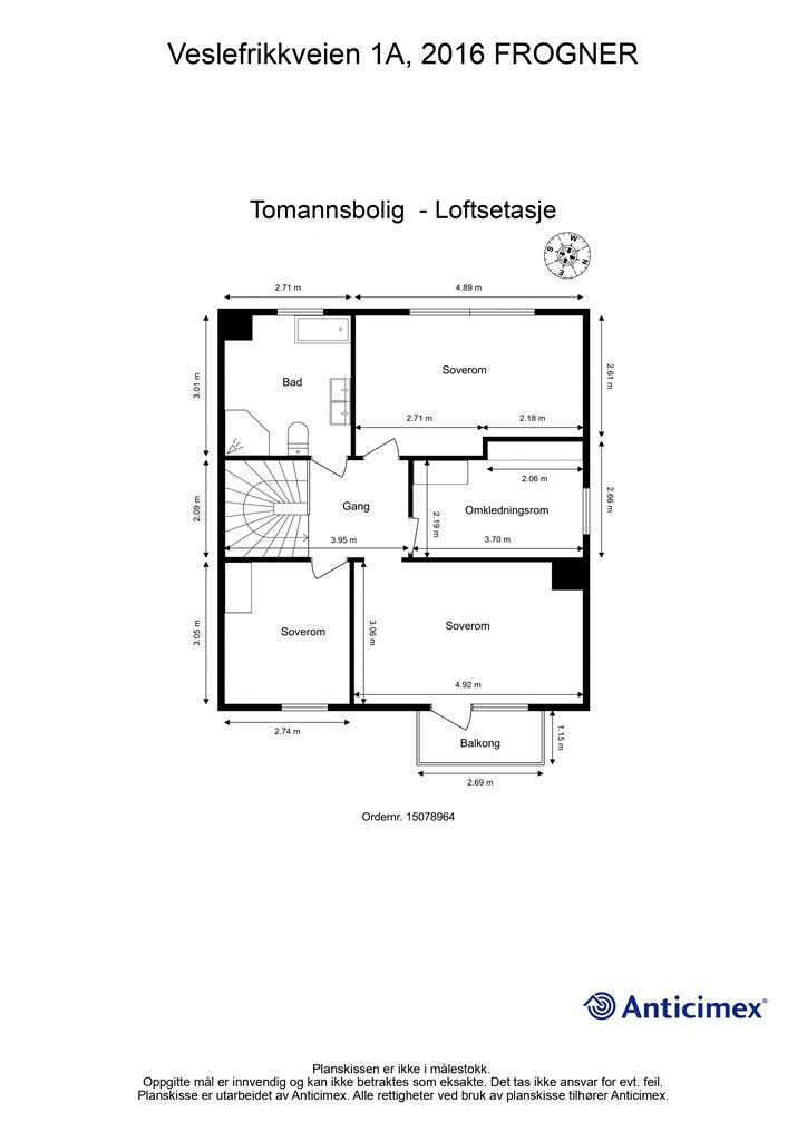 Loftsetasjen er en privat sone med fire gode soverom og et stort bad. Ett av rommene er i dag innredet som walk-in-closet.