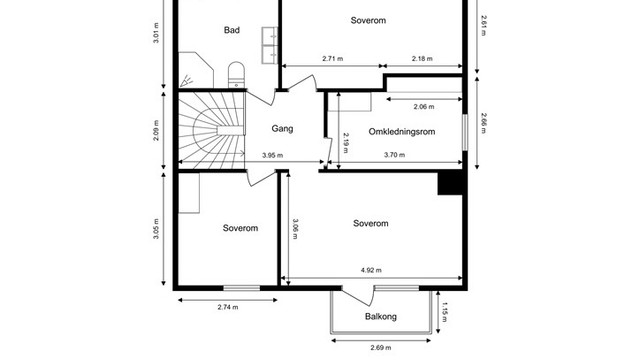 Loftsetasjen er en privat sone med fire gode soverom og et stort bad. Ett av rommene er i dag innredet som walk-in-closet.