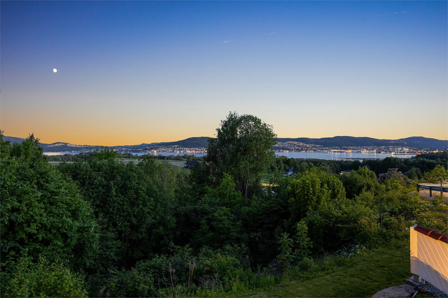 Fra eiendommen er det vidstrakt utsikt over Drammen, Lier og Drammensfjorden.