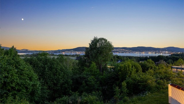 Fra eiendommen er det vidstrakt utsikt over Drammen, Lier og Drammensfjorden.
