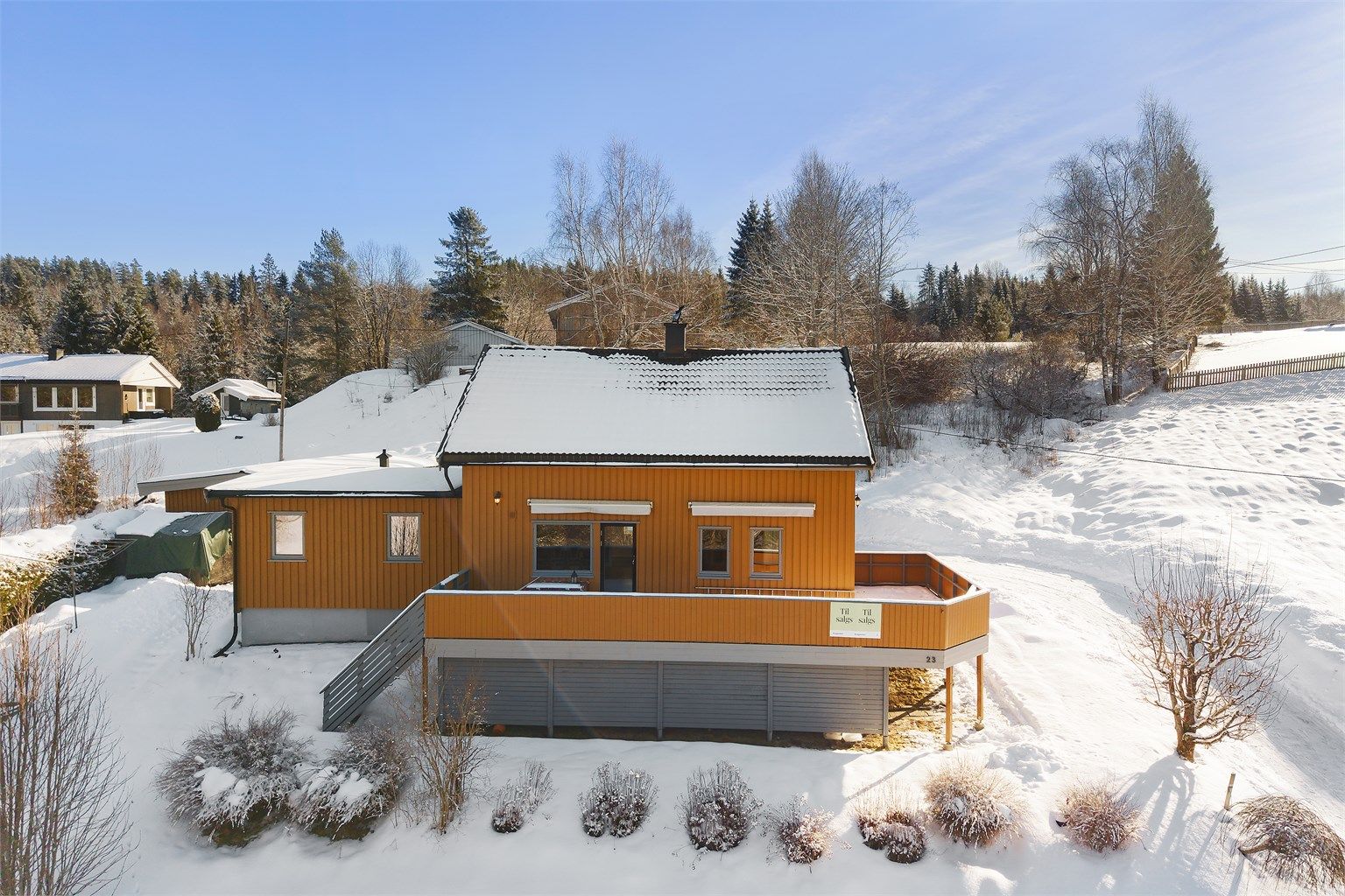 Boligen ligger i et lite og stille boområde med landlig preg.