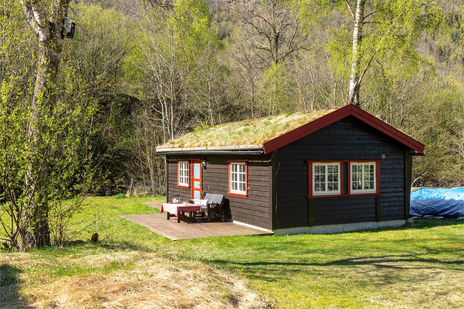 Hytta fra 2003 er den nyeste av boenhetene, med egen terrasse og torvtak.