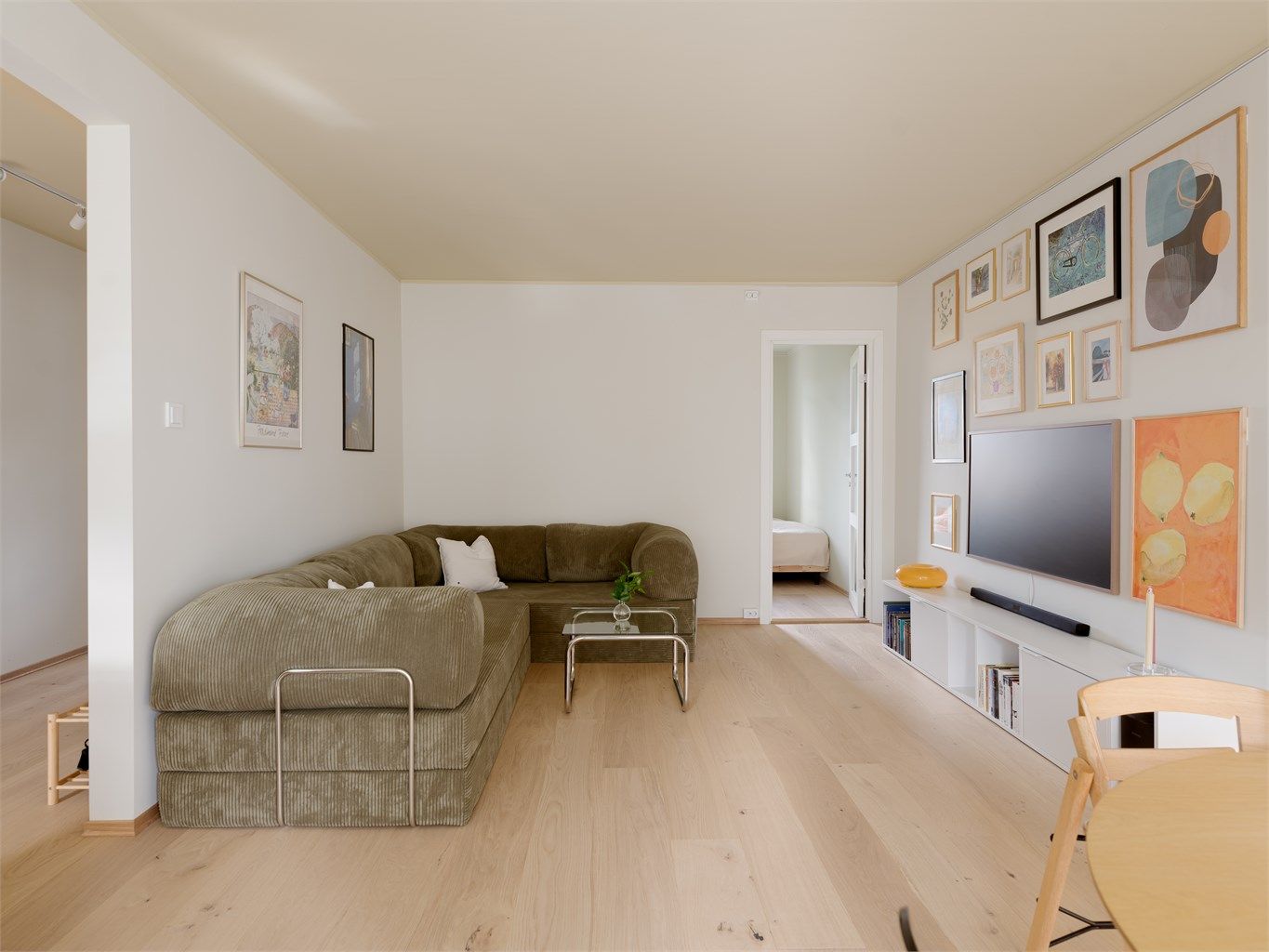 Kosekroken, komfortsonen – kjært barn har mange navn. Det viktigste er at du får plass til en stor sofa som virkelig gjør rommet til ditt!