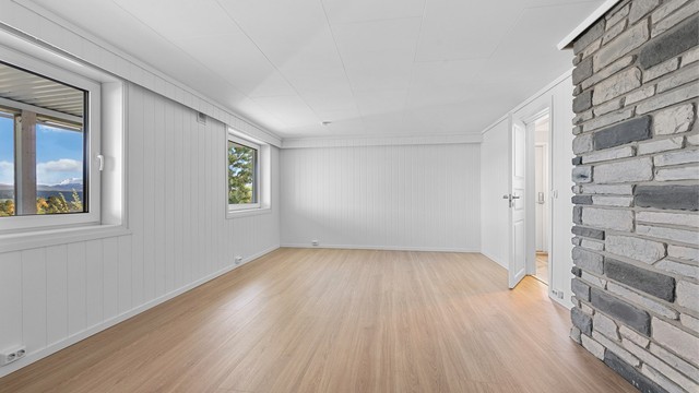 Underetasjen er innredet med en egen stue, noe som gir fleksibilitet for en stor familie eller mulighet for utleie.