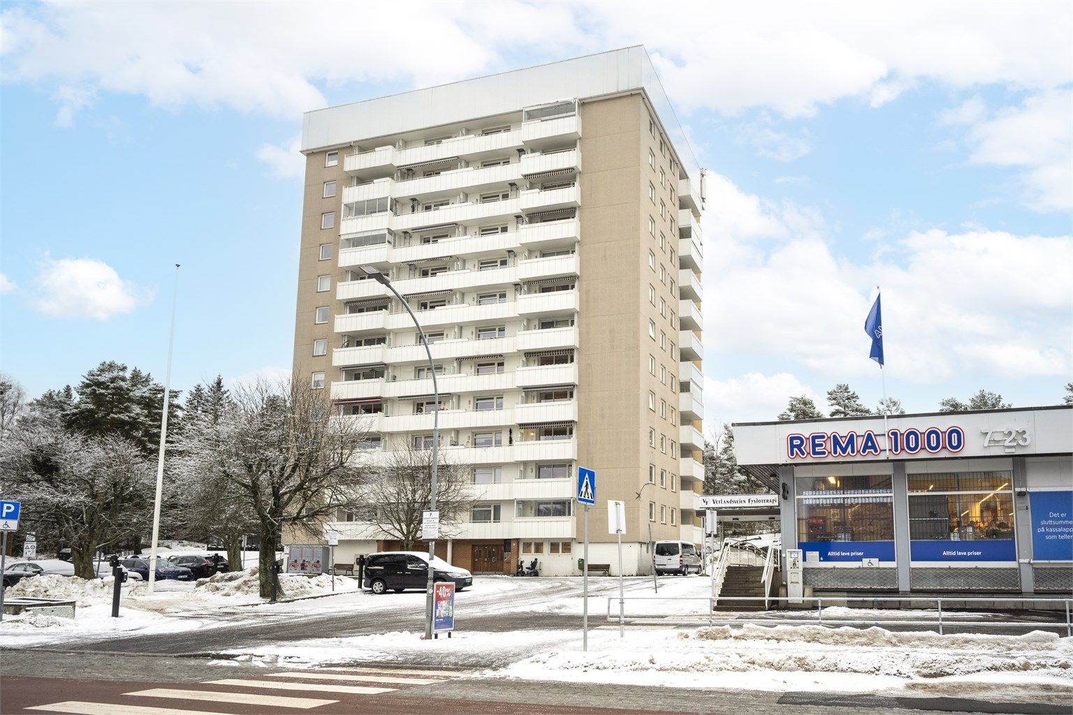 Blokkens fasade. Kjempepraktisk med Rema 1000 rett ved!
