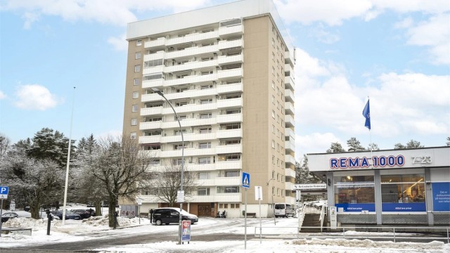 Blokkens fasade. Kjempepraktisk med Rema 1000 rett ved!