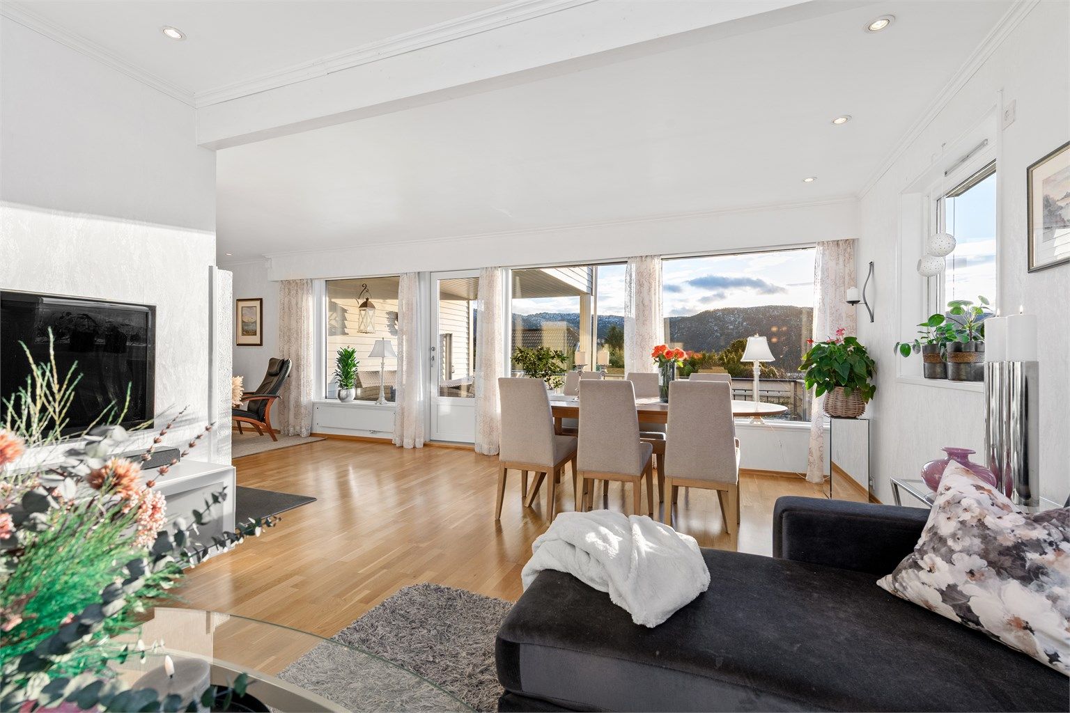 Stor og lun stue med flere soner. God plass til spisestue og salong. 