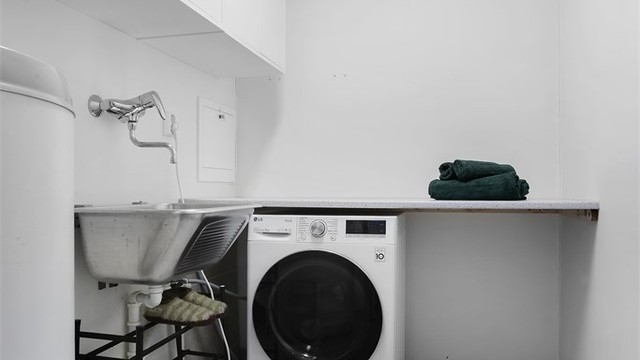 Praktisk, separat vaskerom med opplegg for vaskemaskin, utslagsvask og varmtvannsbereder på 200 liter.