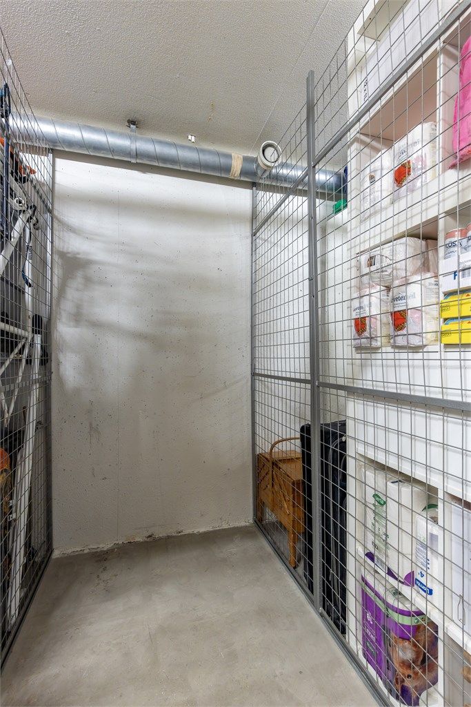 Det følger to boder med leiligheten – her er boden i 2. etg. som er på 2 kvm.