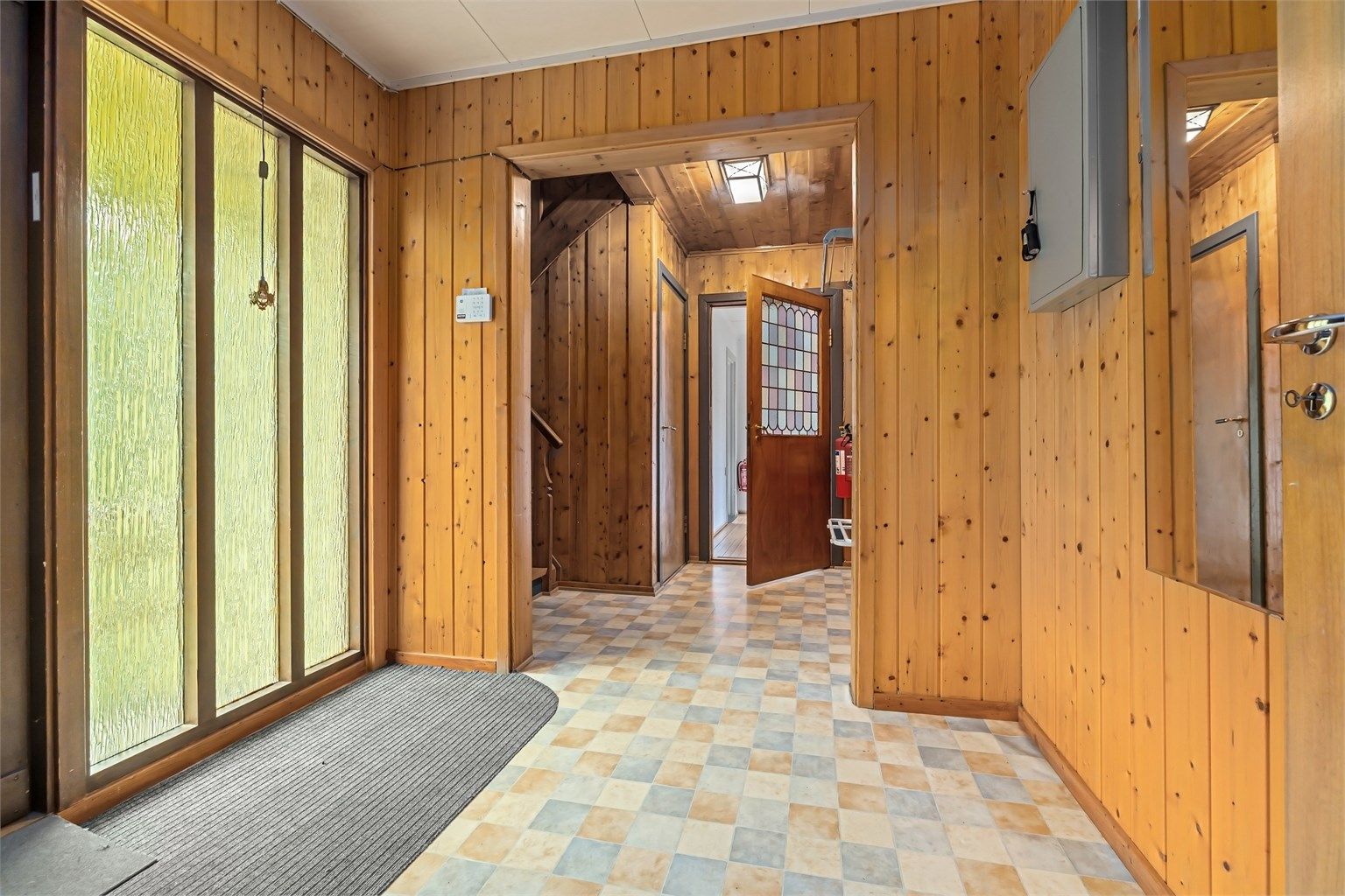 1. etasje - 118 kvm: Entre, trapperom, gang, 2 baderom, 2 kjøkken, spisestue/stue, gang, stue og soverom.