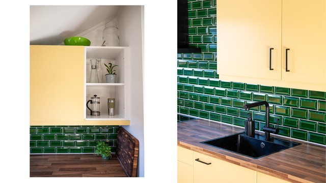 Nydelige fliser i en stilig grønnfarge mellom kjøkkenbenk og overskap.