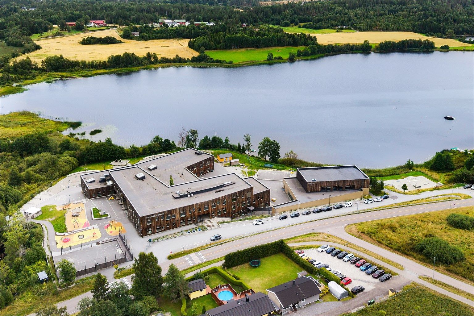 Kort vei til Ytre Enebakk skole (1-7 trinn) og Mjær ungdomsskole.