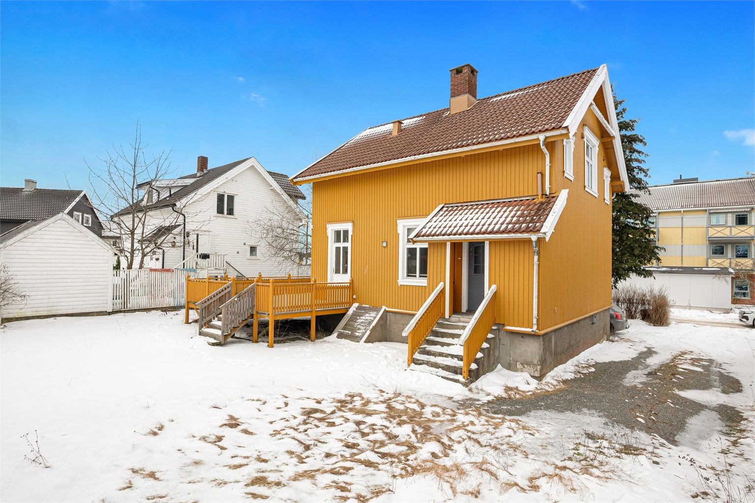 Eiendommen har en sydøstvendt terrasse på 28 m² med utgang fra stuen.