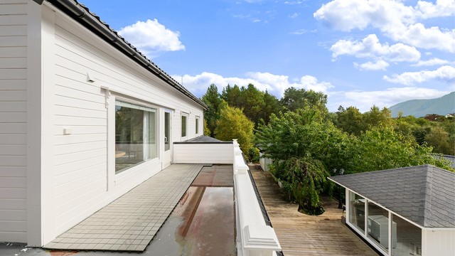 Balkong utenfor stue i hovedetasjen
