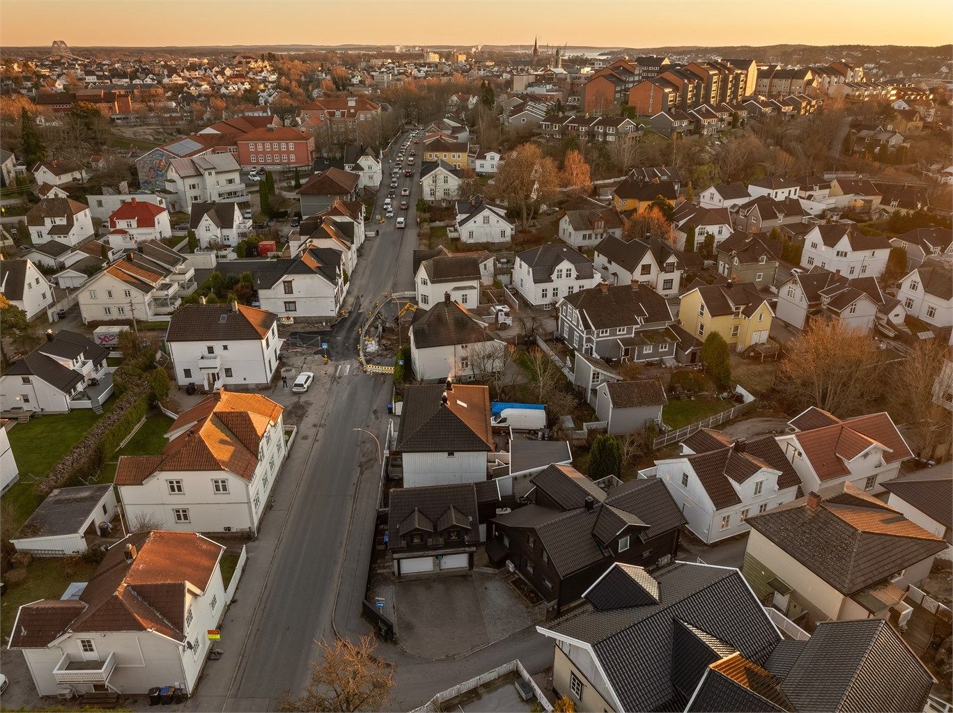 I Østre Frydenbergvei 25 bor du svært sentralt. Til sentrumskjernen tar det under 10 minutter å gå, eller kun få minutter å sykle.