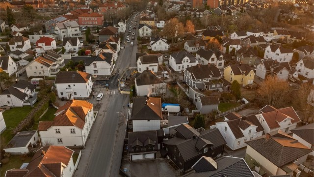 I Østre Frydenbergvei 25 bor du svært sentralt. Til sentrumskjernen tar det under 10 minutter å gå, eller kun få minutter å sykle.