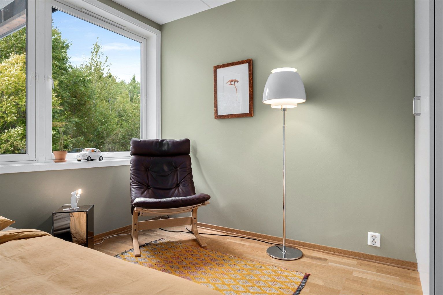  God plass til seng og garderobe
