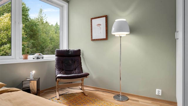 God plass til seng og garderobe