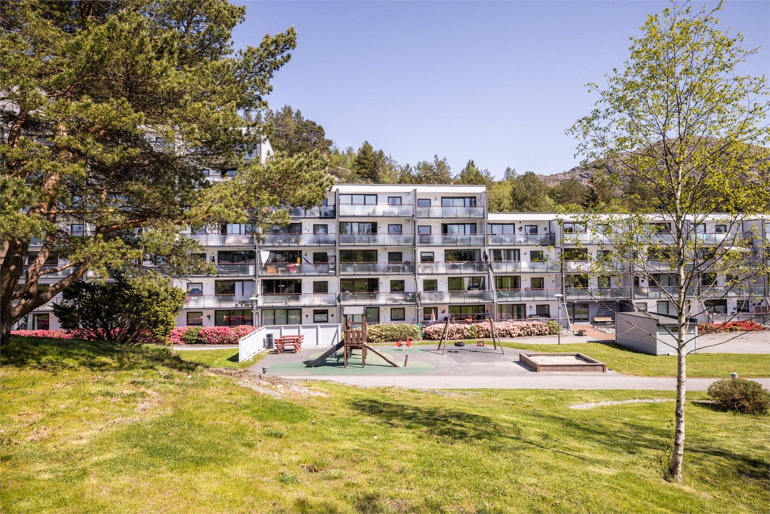 Leiligheten ligger i 2 etasje, den er trappefri via heis. Veldrevet borettslag med de "beste" solforhold