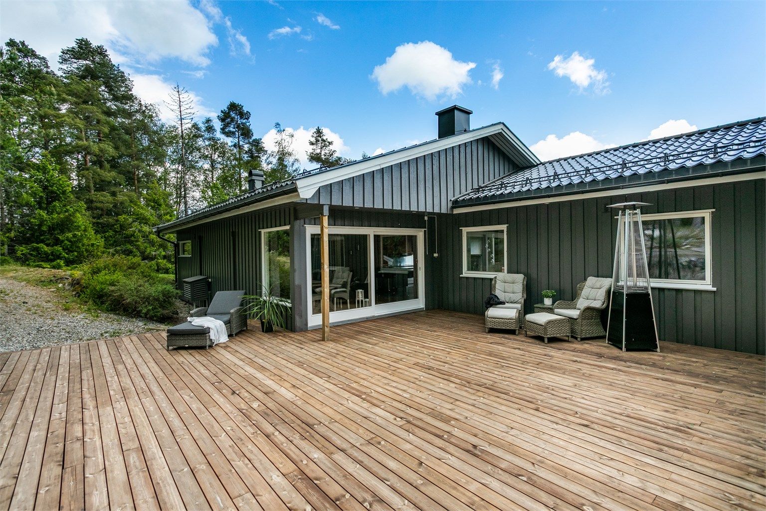 Boligen er påkostet med en rekke oppgraderinger og utskiftninger i senere år, utvendig som innvendig.