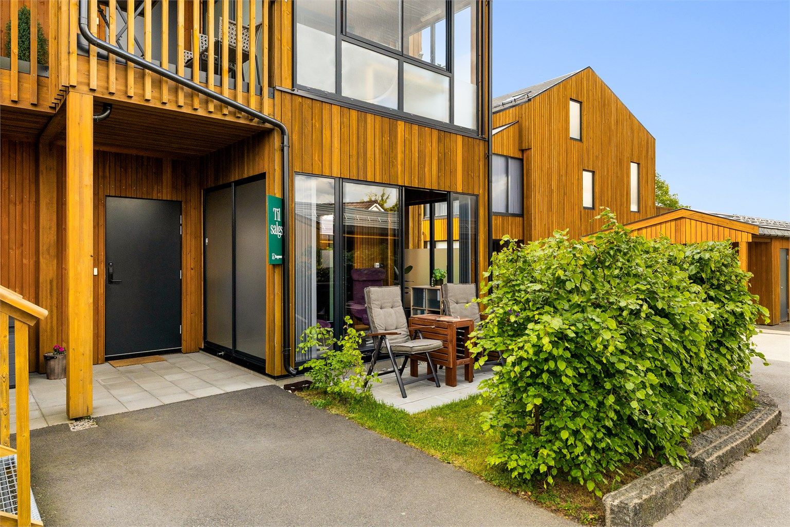 Hyggelig uteplass ved inngangspartiet