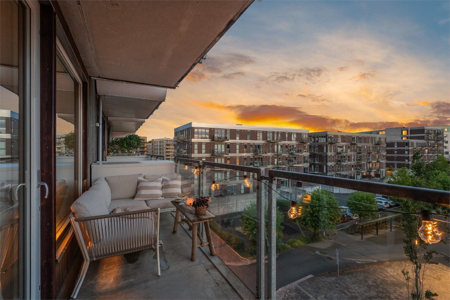 Det er gode solforhold på balkongen fra tidlig på dag og til sent på kveld. 