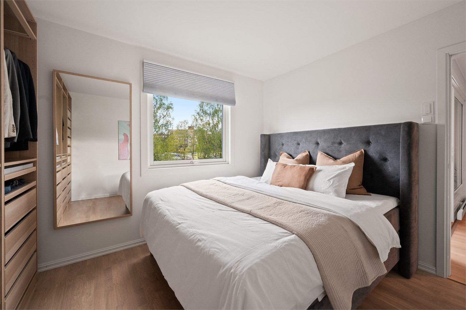 Tre soverom gjør leiligheten velfungerende for en småbarnsfamilie. Hovedsoverommet er oppmålt til ca. 12 kvm.