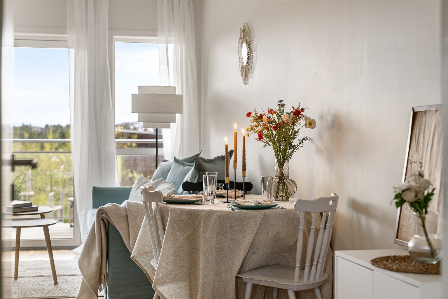 Romslig stue med god plass til både sofagrupper og spisebord