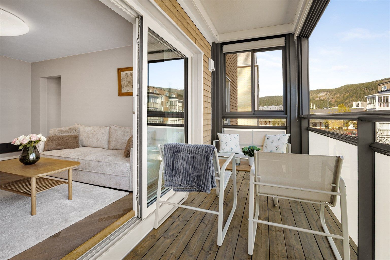 Skyveglassene på balkongen gir fleksibilitet og beskyttelse mot vær og vind, slik at uterommet kan nytes lenger.