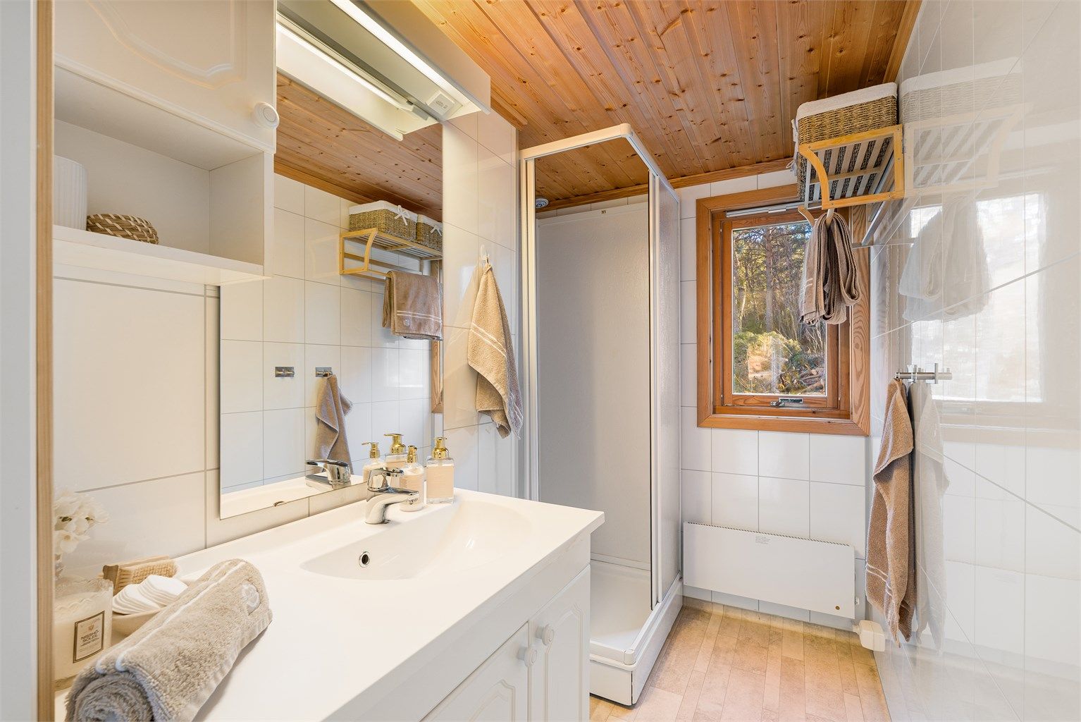 Videre har badet dusjkabinett. Hytta har innlagt vann, strøm og septiktank.