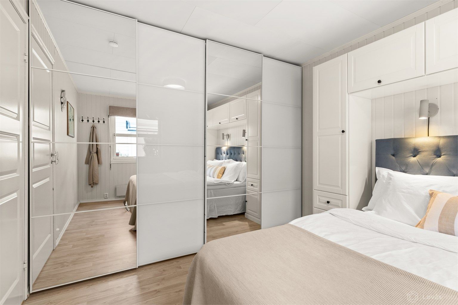 En stor skyvedørsgarderobe med speilfronter gir rikelig med plass og bidrar til en god romfølelse.