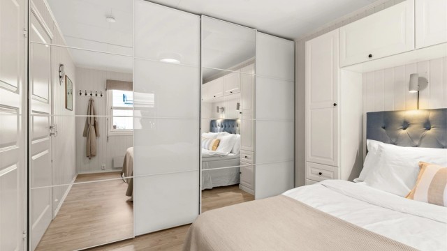En stor skyvedørsgarderobe med speilfronter gir rikelig med plass og bidrar til en god romfølelse.