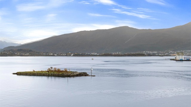 Utsikt over Borgundfjorden mot Sunnmørsfjella.