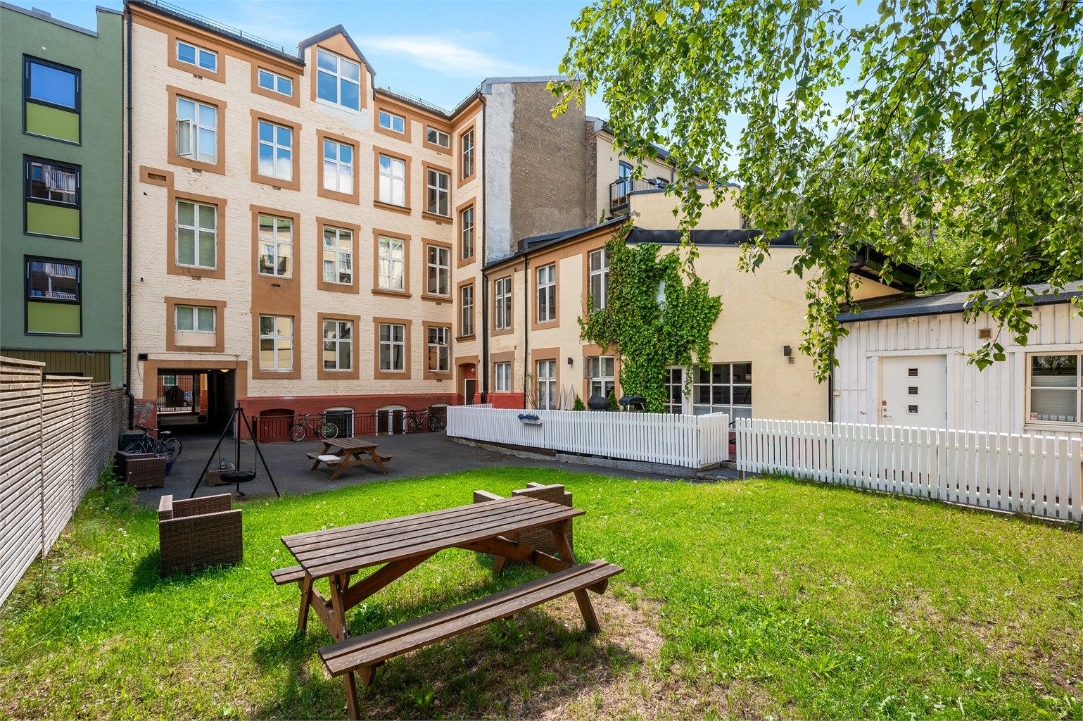 Bakgård på sommerstid