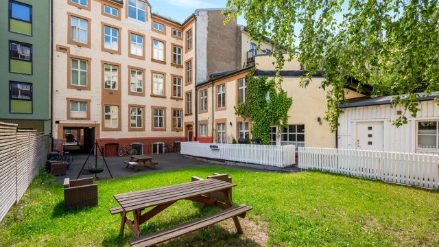 Bakgård på sommerstid