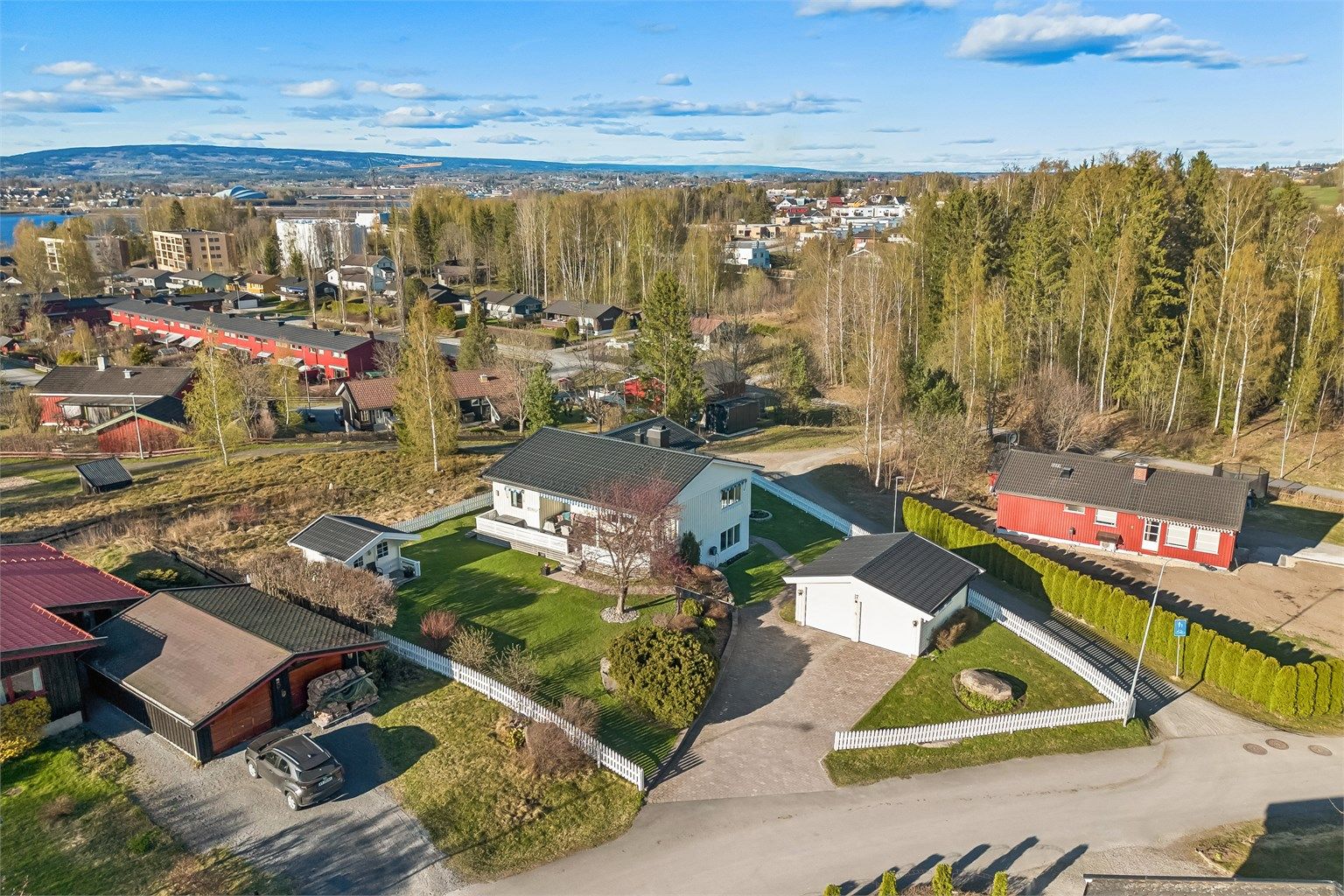 Velkommen til Teglvegen 17 - Velholdt eiendom med flott hage og meget fin beliggenhet! 