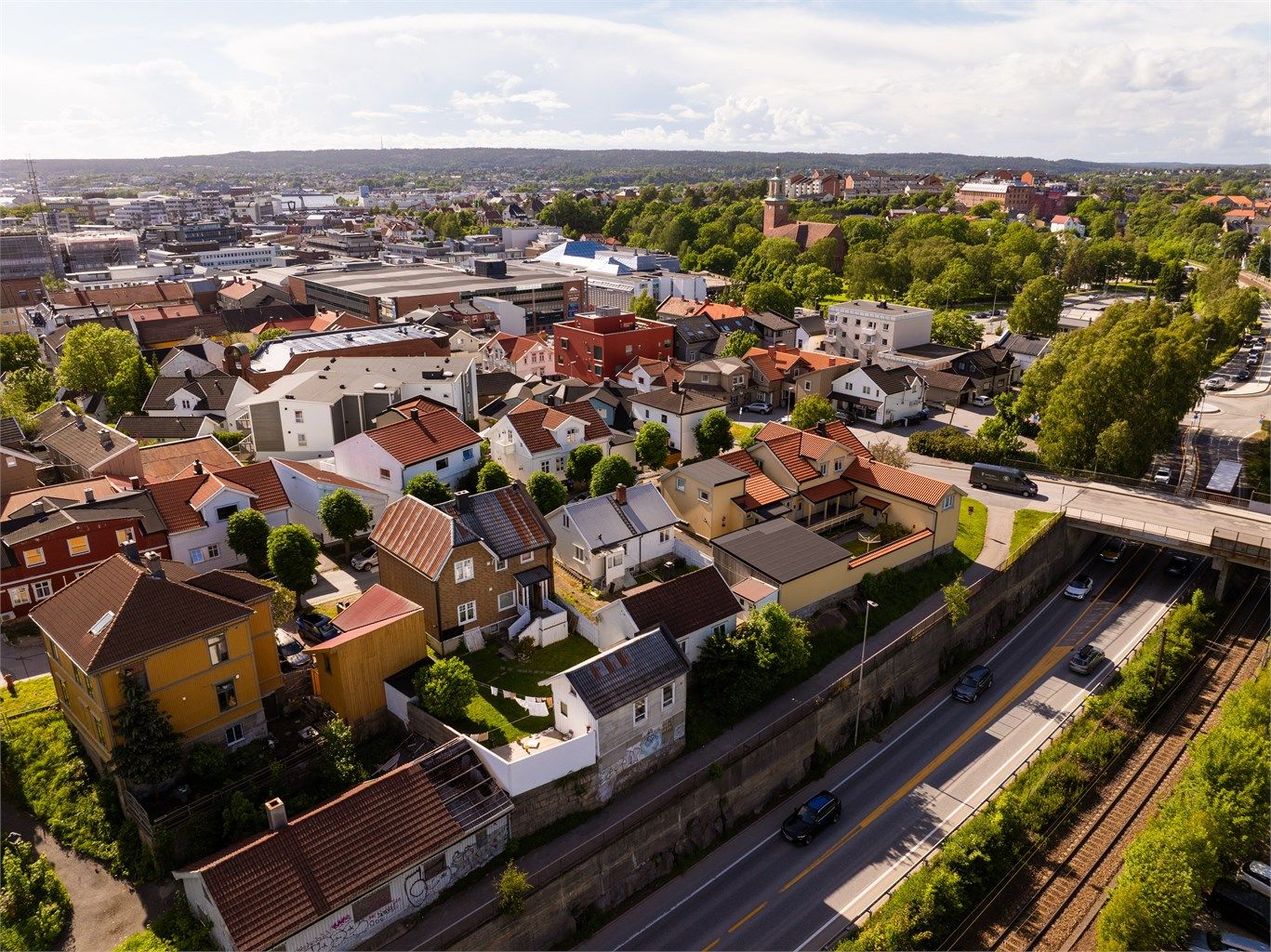 Attraktiv og sentrumsnær beliggenhet med kort vei til butikker, kollektivtransport og øvrige servicetilbud.