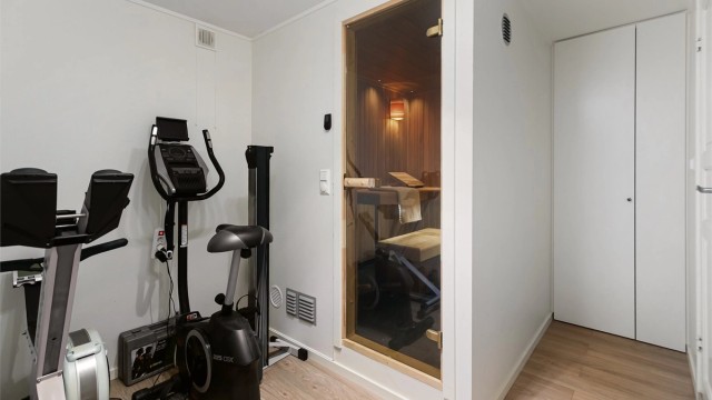 I tilknytning til badstuen er det plass til treningsapparater. Ikke godkjent for varig opphold
