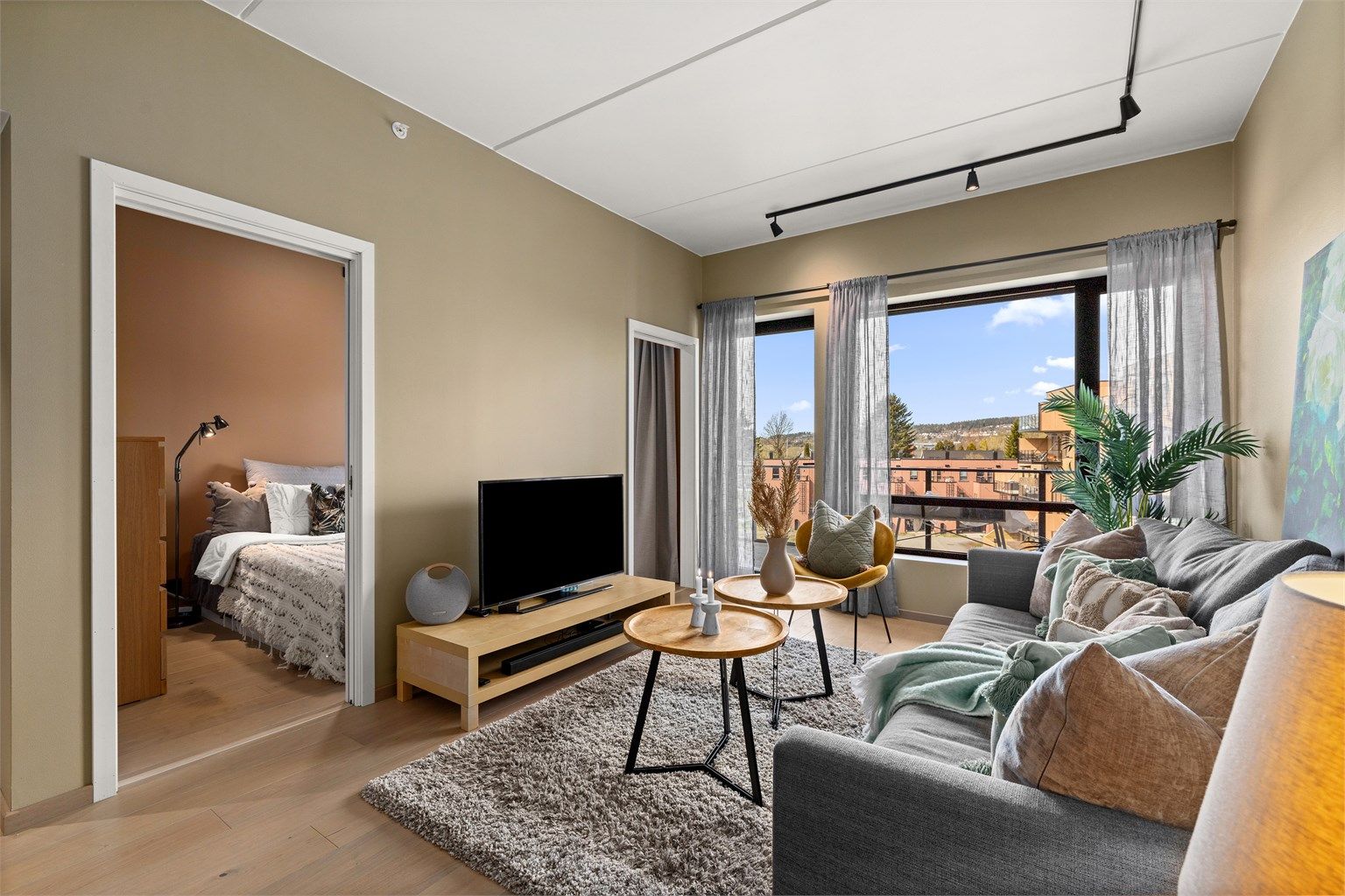 Takhøyden på 2,85 meter i stue og soverom bidrar til en ekstra god romfølelse.