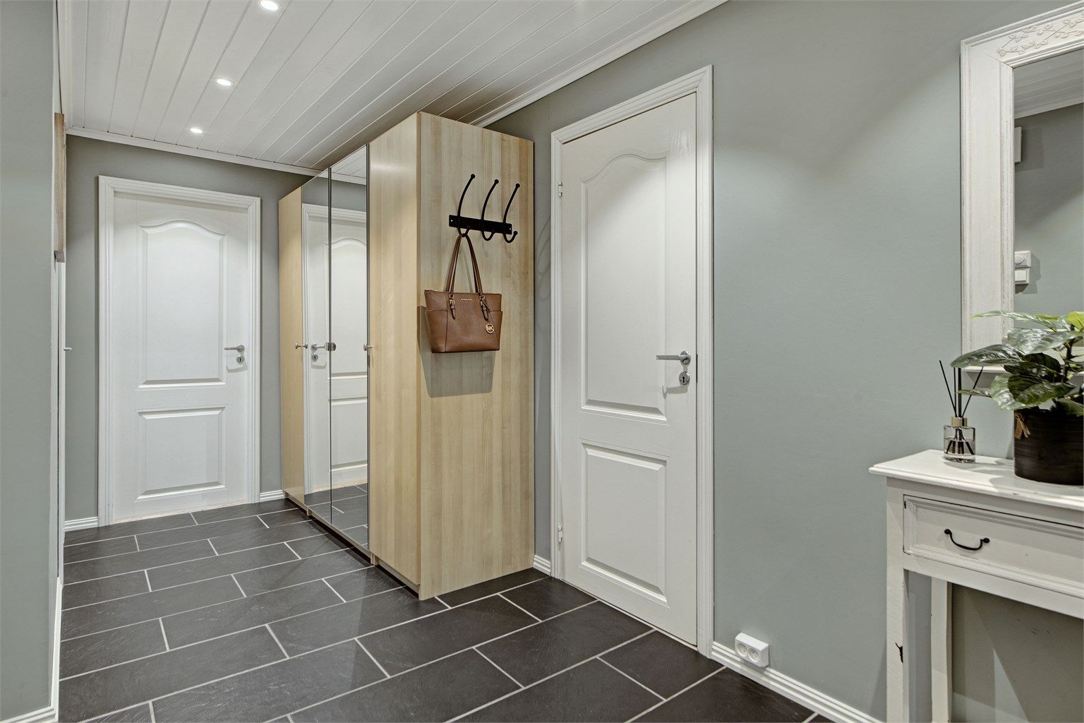 Entré - downlights i himling - garderobeskap