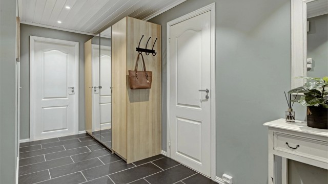 Entré - downlights i himling - garderobeskap